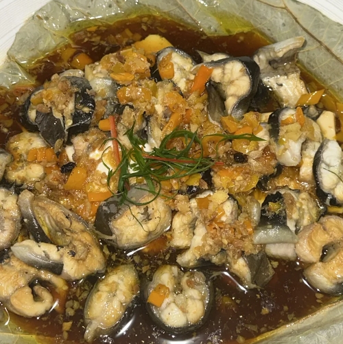 Lotus Leaf Eel with Golden Sauce (荷香金酱江鳗)